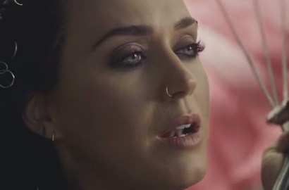 Keren! Katy Perry Rela Berdarah-Darah Demi Terbang di MV 'Rise'