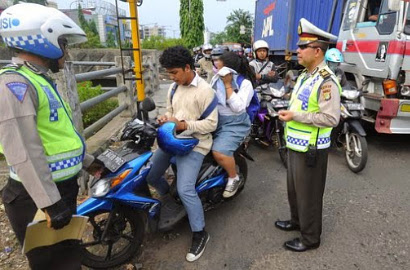 Hindari Aksi Bermotor Ala 'Emak Gaul', Begini 15 Tips Aman Berkendara