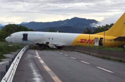 Tergelincir, Pesawat Kargo DHL Terobos Jalanan di Italia