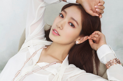 Ngumpet di Balik Kursi Saat Syuting 'Doctors', Park Shin Hye Bikin Gemas Netter
