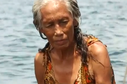 Harus Menyelam Demi Uang Receh, Kisah Nenek 74 Tahun Ini Bikin Terenyuh