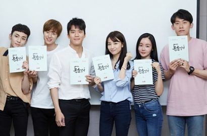 Cerianya Gong Myung-Key SHINee cs di Poster Karakter 'Drinking Solo'