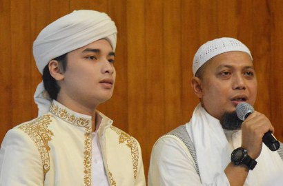 Nikahi Mualaf di Usia 17 Tahun, Putra Arifin Ilham Cium Kening Istri Bikin Fans Baper