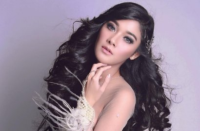 Penuh Bunga-Bunga, Naysila Mirdad Dandan Cantik Bagai Bidadari