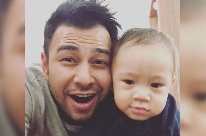 Rafathar dan Raffi Ahmad Adu Ganteng dan Imut Lewat Foto Ini