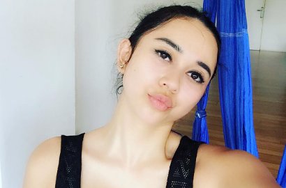Ups, Rok Aura Kasih Tertiup Angin Saat Pose di Tepi Pantai