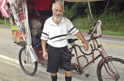 Pakai Becak, Kakek Ini Keliling Dunia Demi Sebarkan Semangat Olimpiade