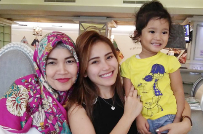 Ibunda Tulis Doa untuk Ayu Ting Ting, Netter Malah 'Perang'
