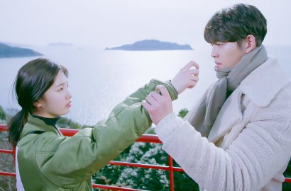Wajah Sendu, Kim Woo Bin Cium Kening Suzy di Foto Adegan 'Uncontrollably Fond'