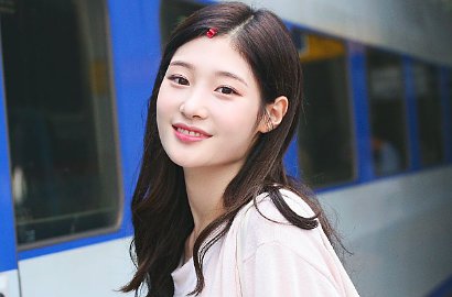 Sapa Fans Meski Tangan Tersulut Kembang Api, Chae Yeon Dipuji Profesional