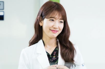 Berkat 'Doctors', Brand Perhiasan yang Dipakai Park Shin Hye Laris Manis