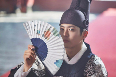Awas Terpesona, Gantengnya Park Bo Gum di Foto BTS 'Love In Moonlight'