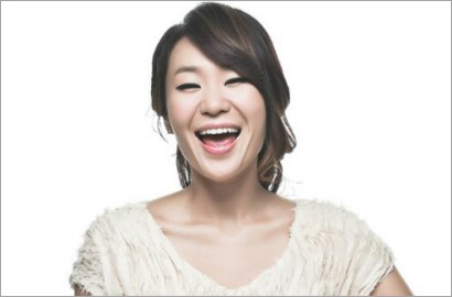 Foto Bareng Bayi, Imej Keibuan Malah Buat Jung Joo Ri Makin Seksi