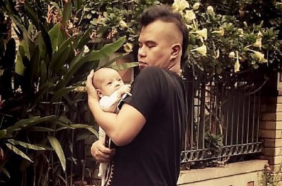 Pakai Sepatu Beda dan Canggung Gendong Bayi Mulan, Ahmad Dhani Disindir Pencitraan