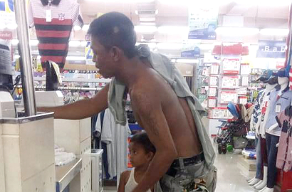Dikira Gila, Ini Kisah Haru Dibalik Foto Bapak Telanjang Dada dengan Anaknya di Swalayan