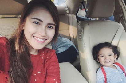 Waduh, Ayu Ting Ting Galak dan Suruh Bilqis Lepas Sepatu Ibunya