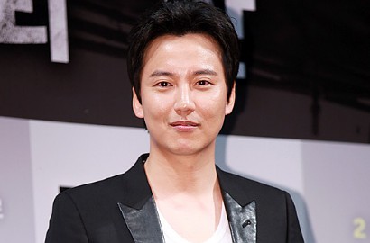 Pakai Jas Keren, Intip Foto Pertama Kim Nam Gil di Film 'My Angel'