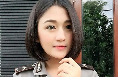Sambut HUT RI, Polwan Cantik Bripda Muthia Hias Gapura di Bogor