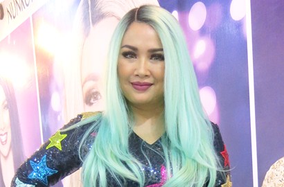 Luncurkan Bisnis Rambut Palsu, Titi DJ Banting Setir?
