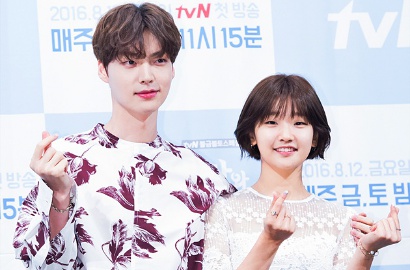 Rangkul Hingga 'Cium' Park So Dam, Ahn Jae Hyun Bikin Baper di 'Cinderella'