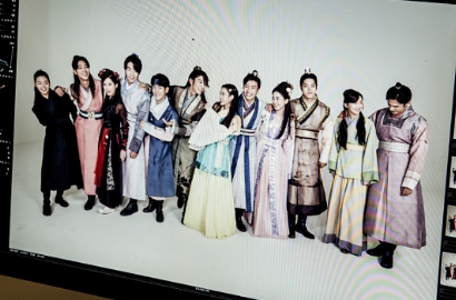 IU-Kang Ha Neul Asyik Selfie, Baekhyun cs Genit di BTS Poster 'Scarlet Heart Ryeo'
