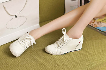 Capek Pakai High Heels? Variasi Gaya dengan Sepatu Kets Ini Bikin Makin Keren