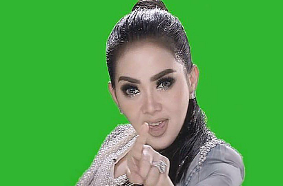 Bak Putri Keraton, Syahrini Keliling Jembrana Naik Delman Sambil Diarak Warga
