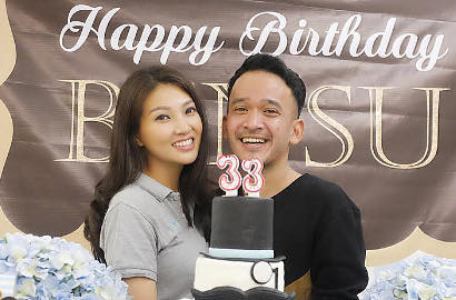 Pulang Tengah Malam, Ruben Onsu Dapat Kejutan Ultah dari Istri dan Sahabat