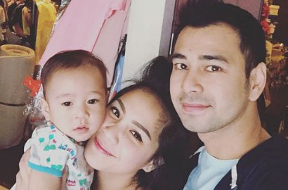 Bikin Gemas, Lucunya Rafathar Buka Kado dan 'Baca' Kartu Ucapan