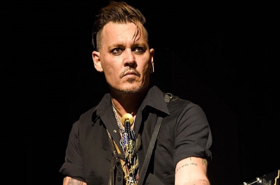 Johnny Depp Potong Jarinya Usai Tahu Sang Istri Selingkuh dengan Mantan Suami Angelina Jolie