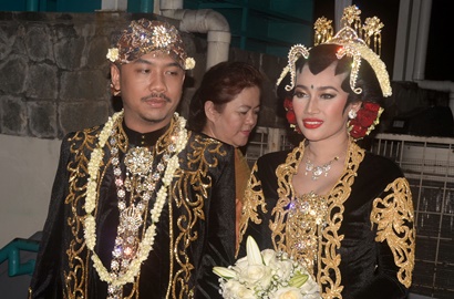 Super Hot, Pose Ratu Felisha Cium 'Wanita' Bikin Netizen Gagal Paham Netizen