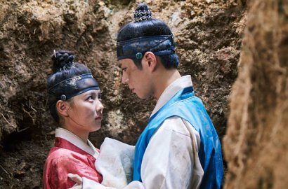 Sendunya Park Bo Gum Sentuh Kim Yoo Jung di Poster 'Moonlight Drawn by Clouds'