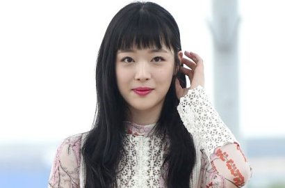 'Lupa' Pakai Celana Lagi, Sulli Sedang Pemotretan Berkonsep Lolita?