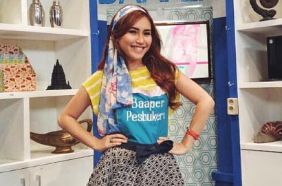 Ayu Ting Ting Lap Sandal Pakai Kerudung di Iklan, Netter: Settingan Lagi?