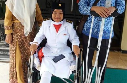 Mengharukan, Paskibraka Ini Tetap Ikut Upacara Usai Kaki Kirinya Diamputasi