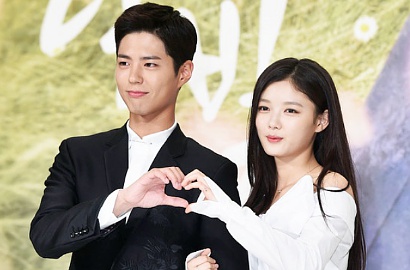 Ganteng Pakai Jas, Park Bo Gum Gandeng Kim Yoo Jung di Jumpa Pers 'Moonlight'
