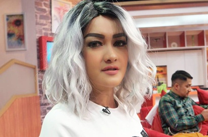 Dandan Bak Petugas Upacara, Penampilan Seksi Julia Perez Bikin Heboh Netter