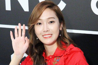 Unggah Foto Tertawa di Tengah Insiden Tiffany SNSD, Jessica Tuai Pro-Kontra