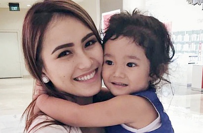 Meski Sering Dibully, Ini Bukti Ayu Ting Ting Tetap Jadi Sosok Ibu Terbaik