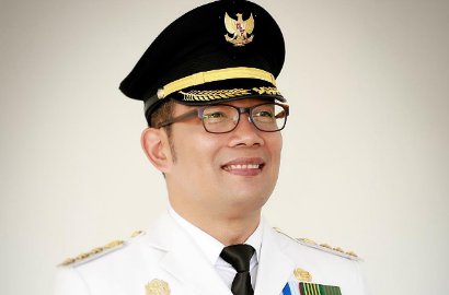 Rayakan Agustusan, Begini Kocaknya Ridwan Kamil Relakan Wajahnya Dirias Pakai Lipstik