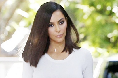 Seksi Berbikini, Kim Kardashian Perdana Kepergok Keluar Rumah Bareng Saint West