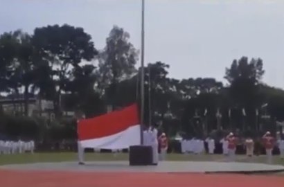 'Gagal' Kibarkan Bendera Karena Ini, Tangis Paskibraka di Sumut Pecah
