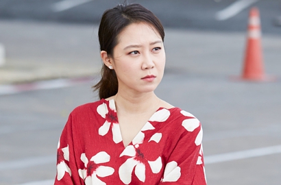 Cieee, Gong Hyo Jin Bantu Jo Jung Suk Pakai Baju di 'Incarnation of Envy'