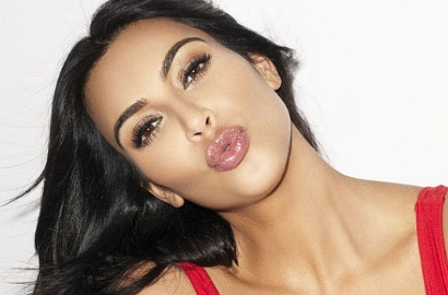 Tampil Seksi Lagi, Kim Kardashian Pede Pamer Pantat dan Bra Kekecilan