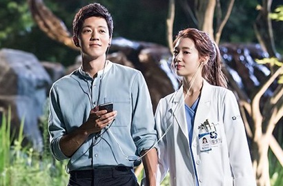 Waduh, Tendangan Park Shin Hye di 'Doctors' Bikin Kim Rae Won Lebam