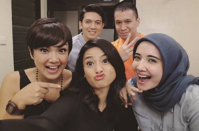 Foto Bareng Mantan, Tangan Irwansyah dan Acha Septriasa 'Hilang' Bikin Netter Penasaran