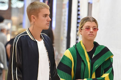 Ditinggal Justin Bieber Bareng Cewek Lain, Sofia Richie Pasang Tampang Muram