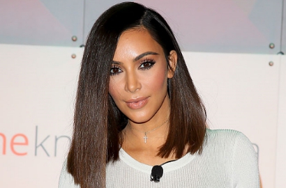 Basah-Basahan di Pantai, Kim Kardashian Pakai Busana Transparan Tanpa Bra