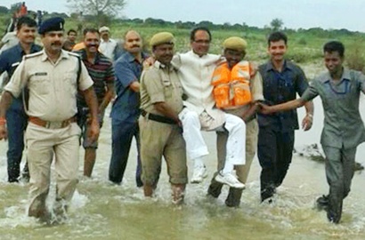Digendong Saat Kunjungi Lokasi Banjir, Menteri India Ini Tuai Kecaman Publik