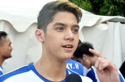 Pria Mirip Al Ghazali Motret Pantat Model Seksi, Netter Sindir Ahmad Dhani